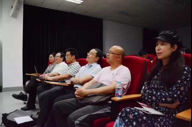 美国福德汉姆大学终身教授兰斯·斯特拉特赴华师大美女自慰
做讲座